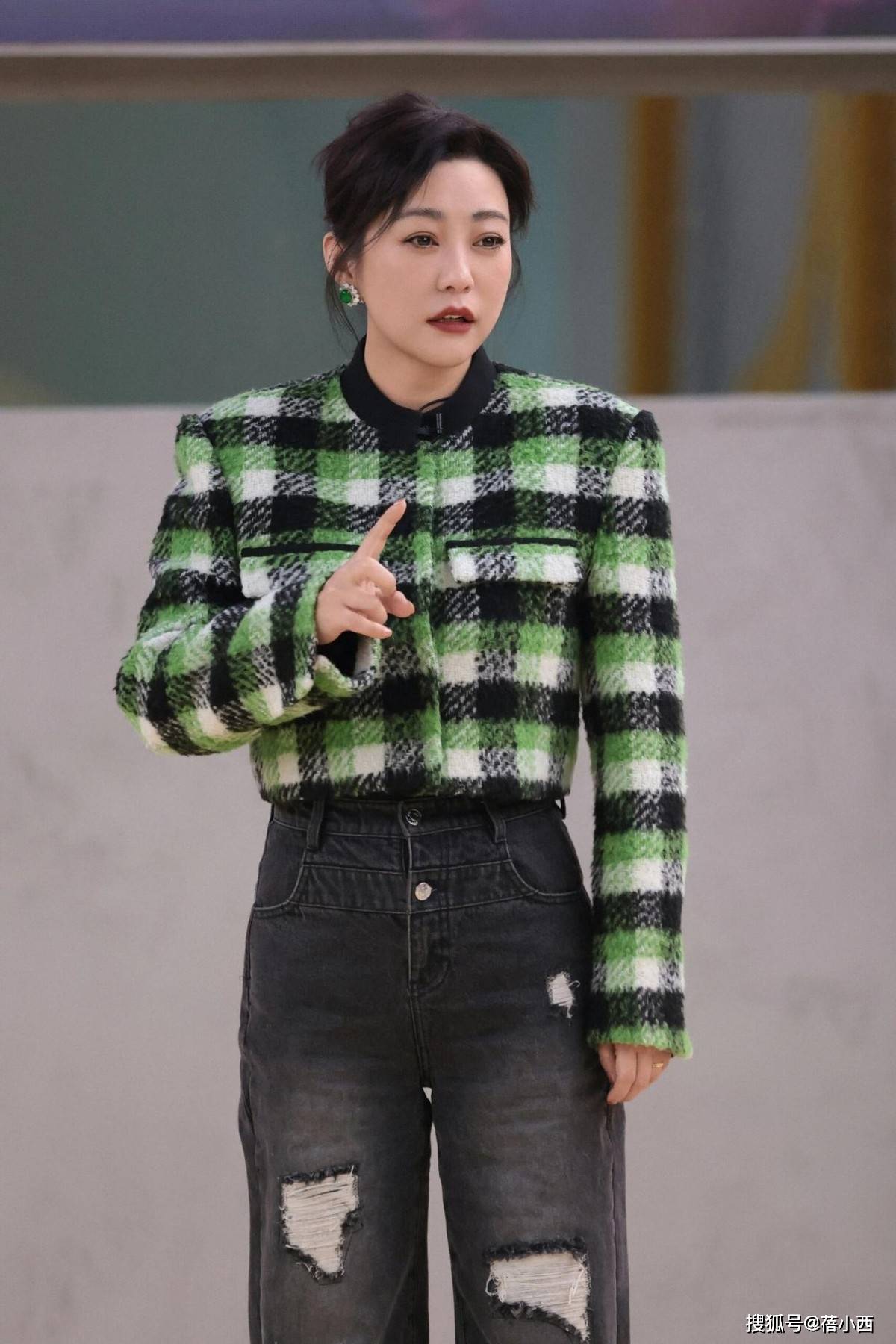 郝蕾新换了波纹短发年轻10岁,穿西装 小黑裤,美得像换了个人