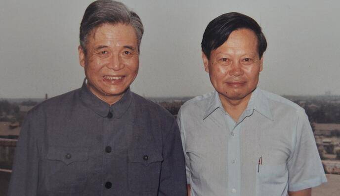 历史名人罕见合影:图3成龙和"世纪大盗"张子强,图8马云和金庸