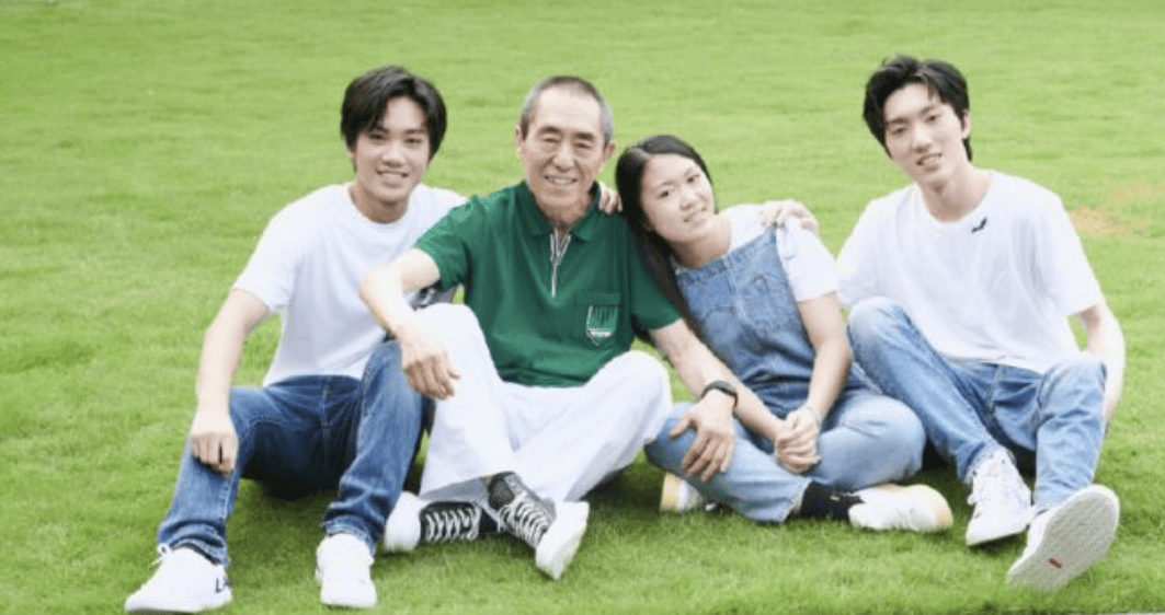 张艺谋晒全家福,他一头银丝神采奕奕,小31岁娇妻穿白裙青春靓丽