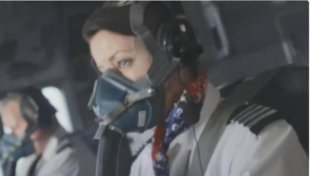 飞机窗户突然碎掉,一乘客半截身子挂在窗外,西南航空事故