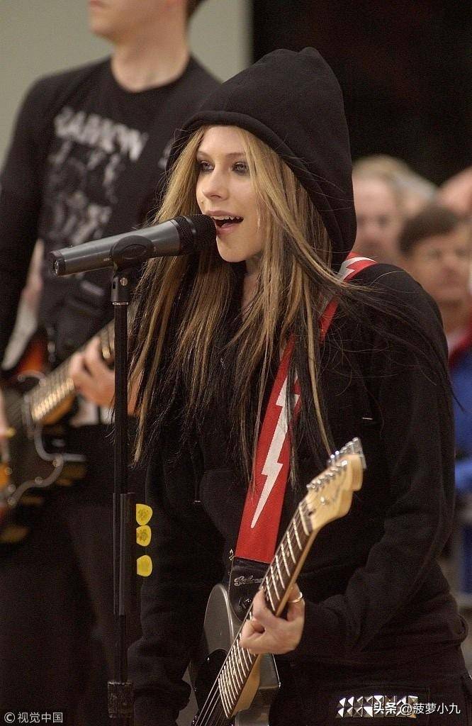 国际天后艾薇儿突袭《歌手2024》,网友们瞬间沸腾_芒果_生活_爱情