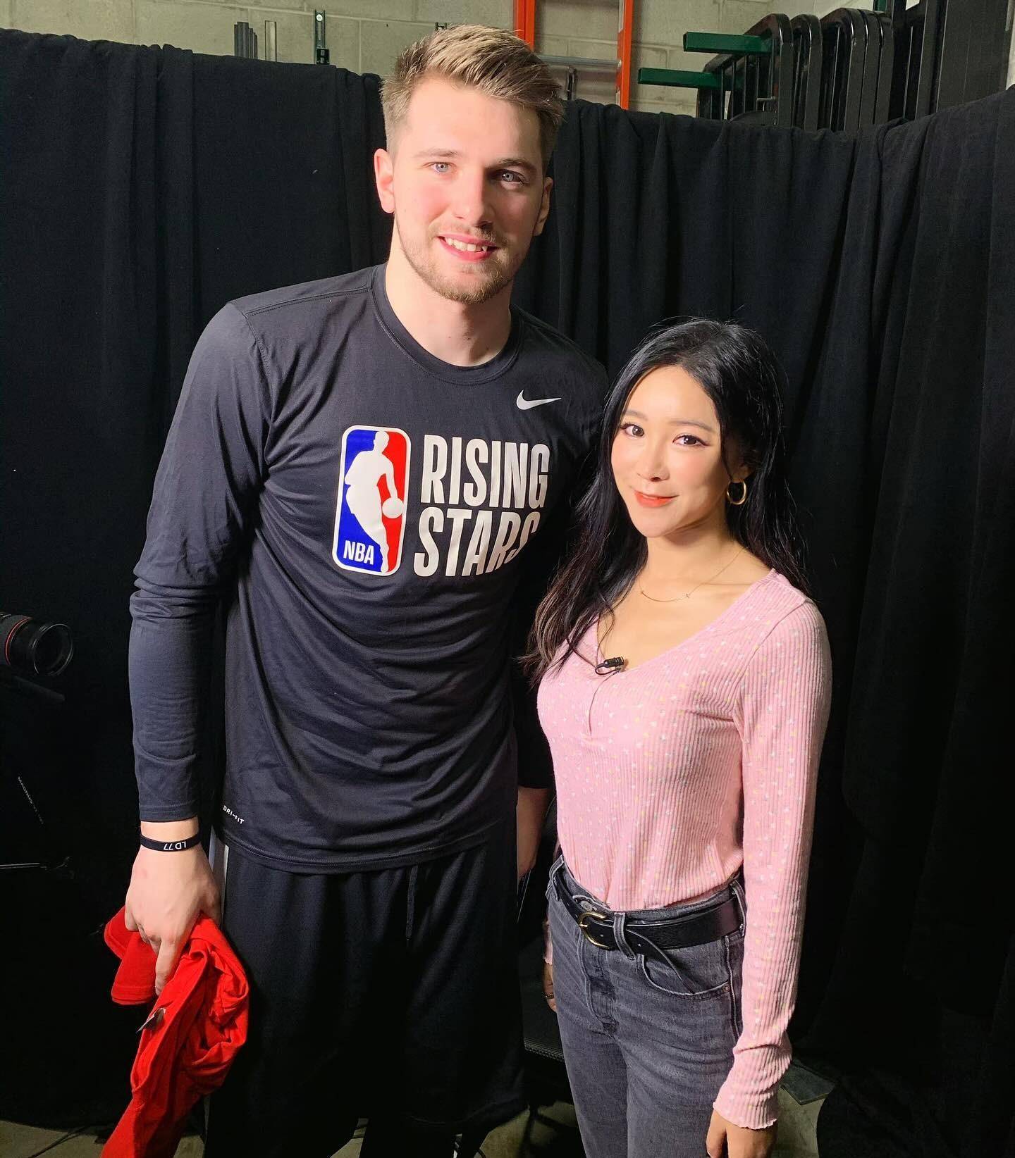 欧文,东契奇都老了,周玲安却一点没变,nba最美女记者名不虚传