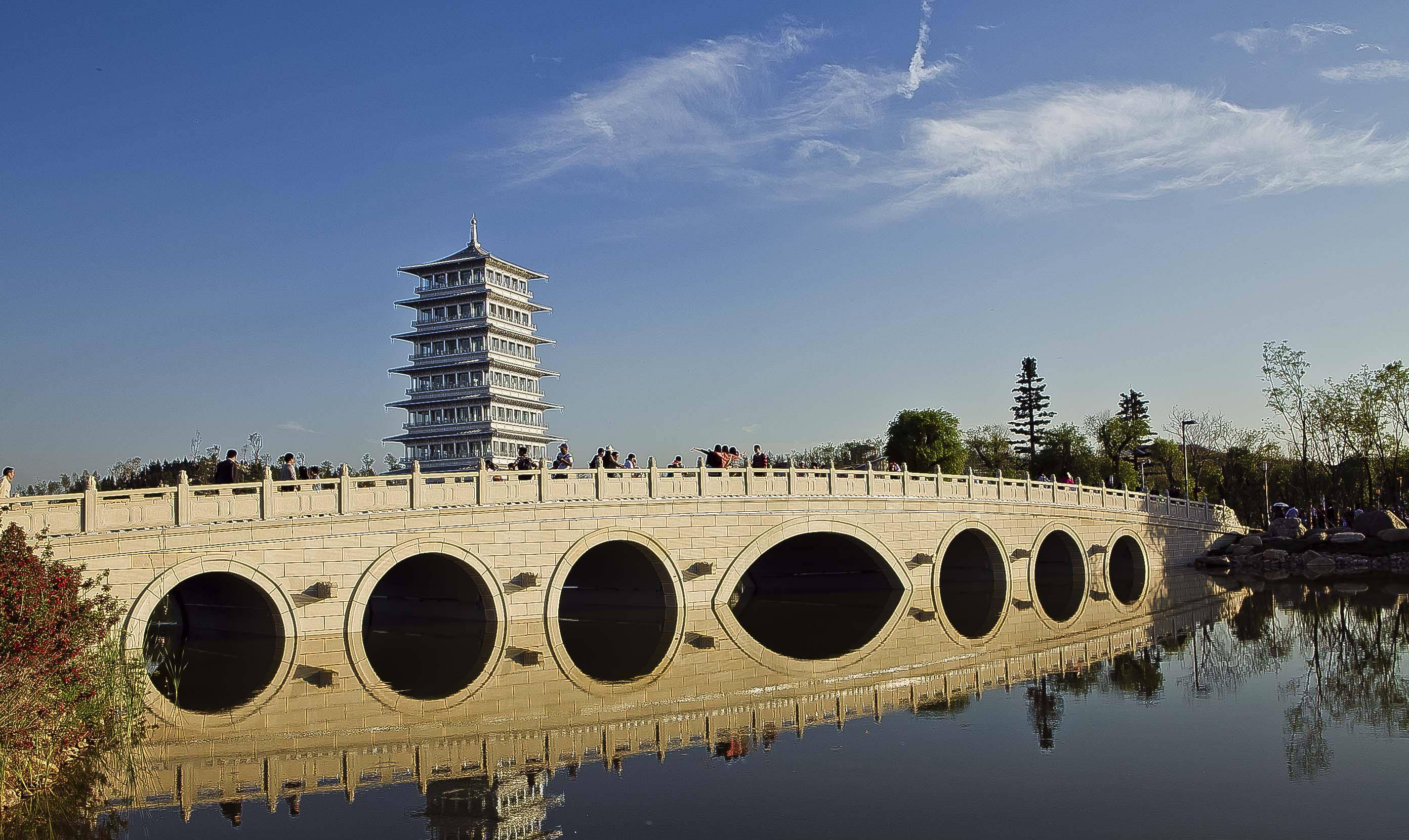 图:西安九龙湖图:秦始皇兵马俑博物馆图:西安大雁塔图:西安古城墙