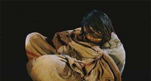 秘鲁发现500年前的冻龄少女,面容清晰盘腿而坐,容貌惊艳世人