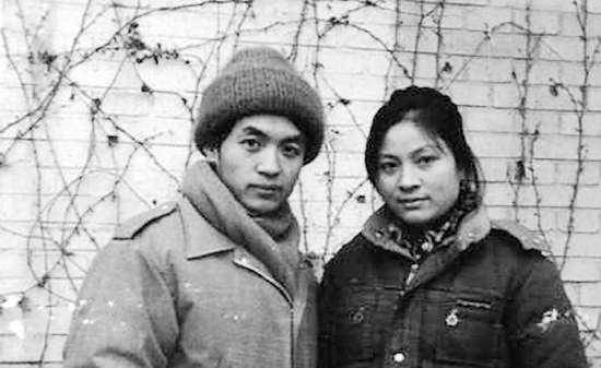 这时,英儿已经和刘湛秋在一起了,却还保持着与顾城的联系.