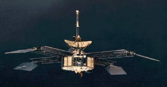 发射水手4号航天器,在经过7个半月的飞行之后,终于在1965年的7月14日