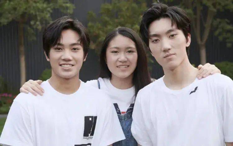 71岁高龄的他,与比自己年轻31岁的爱妻相伴,一家五口其乐融融.