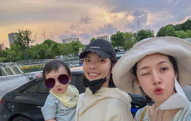 向佐儿童节全家福晒出,双宝卖萌可爱,郭碧婷笑容温暖幸福