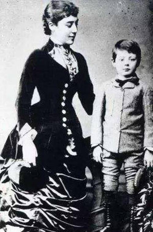 他见伦道夫没经过准岳父的相看就私自跟珍妮求婚,也很不满意,觉得他在