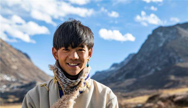 丁真被国企"录取",引发大学生不满:寒窗苦读12年,不如长得好