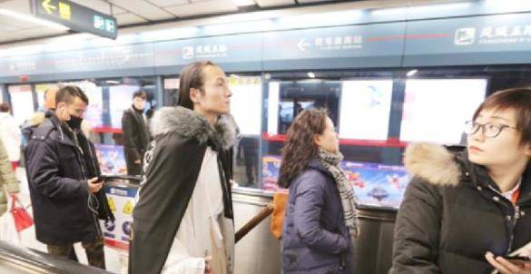 西安90后男子金少白:长发及腰穿汉服10年,无视非议收获爱情事业