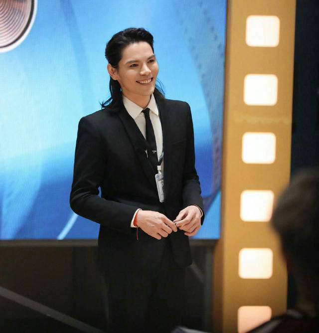 向佐儿童节全家福晒出,双宝卖萌可爱,郭碧婷笑容温暖幸福