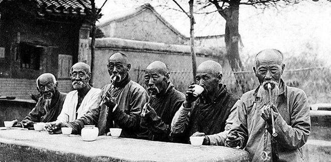 晚清八旗子弟吃喝玩乐照:没钱出手阔绰,丝毫不知大清即将灭亡