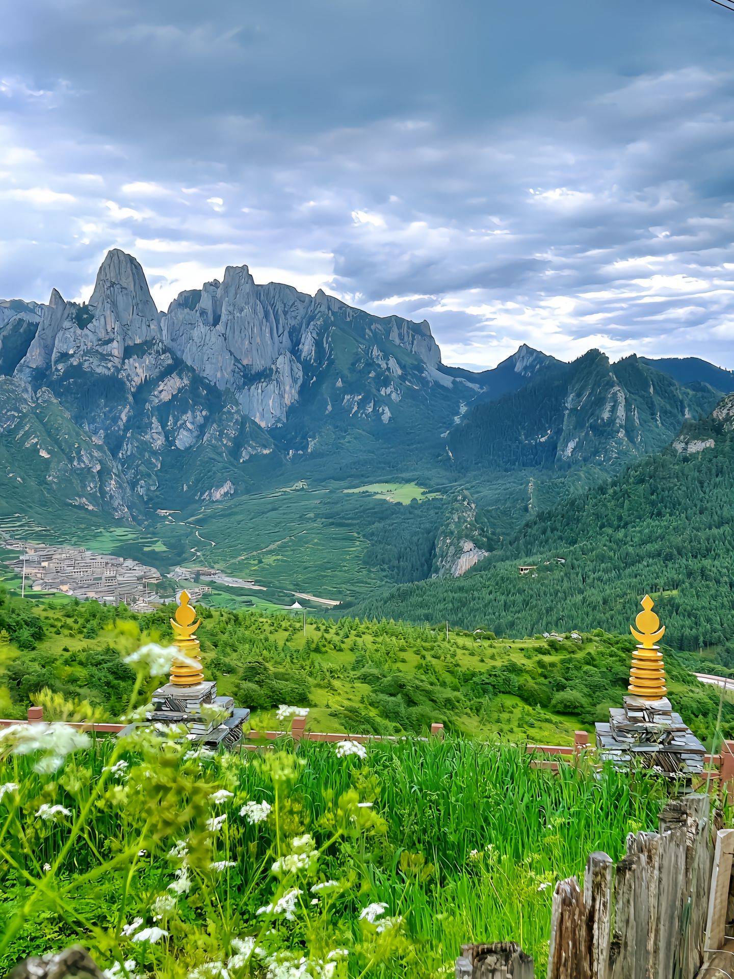 石头城:扎尕那是一座天然石头城,这里的山峰,岩石都呈现出奇特的形状