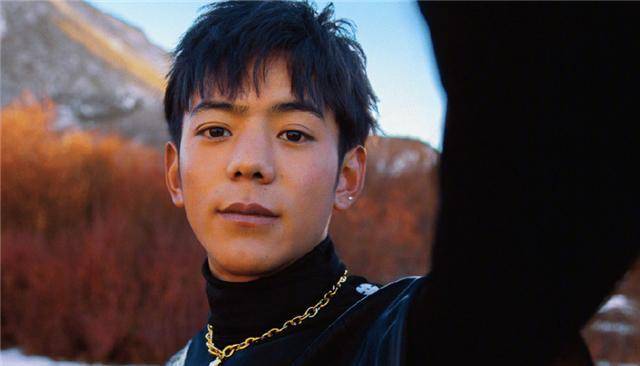 丁真被国企"录取",引发大学生不满:寒窗苦读12年