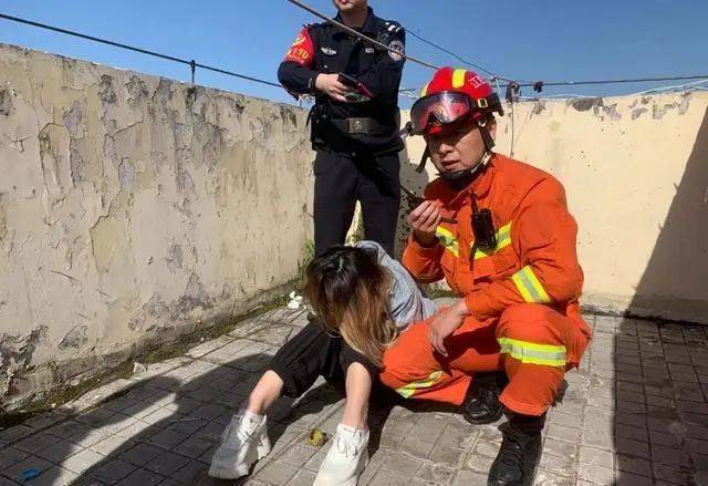 消防员救下女孩,女孩以身相许