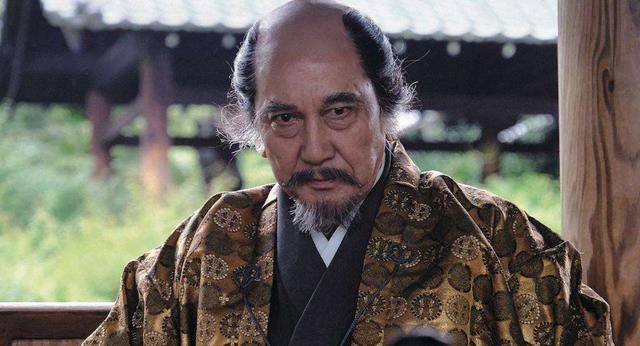 家臣迅速扩张自己的势力,一方面他立信长的长孙三法师为织田家继承人