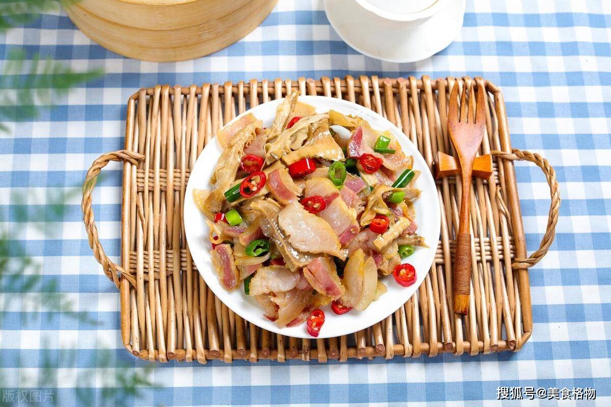 炒腊肉,最忌切片直接炒,多做2步,腊肉又香又嫩,不齁咸