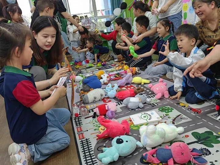 闹市"嘉兴庆安昌盛花园幼儿园迎六一亲子跳蚤市场活动_玩具_爱心_摊位