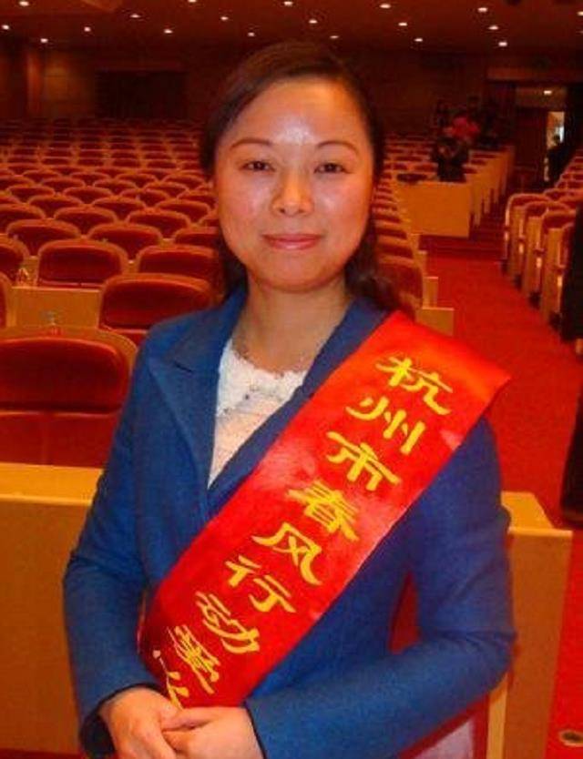 巾帼英雄""最美妈妈"称号的随之消散,吴菊萍渐渐地消失在大众的视野中