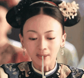 这张魔性的图片便传开了,而且越看越像是在吃面条,难道p图大神都是