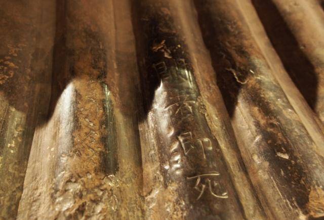 其中最常见的就是设置各种机关,比如琉璃火墓顶,钉坑,飞箭,断龙石