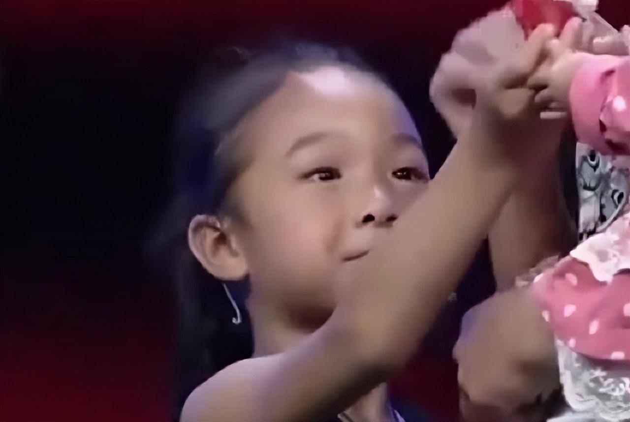 如今十三年过去了,在一家人的悉心照顾下,梁小小也已经长大了不少.