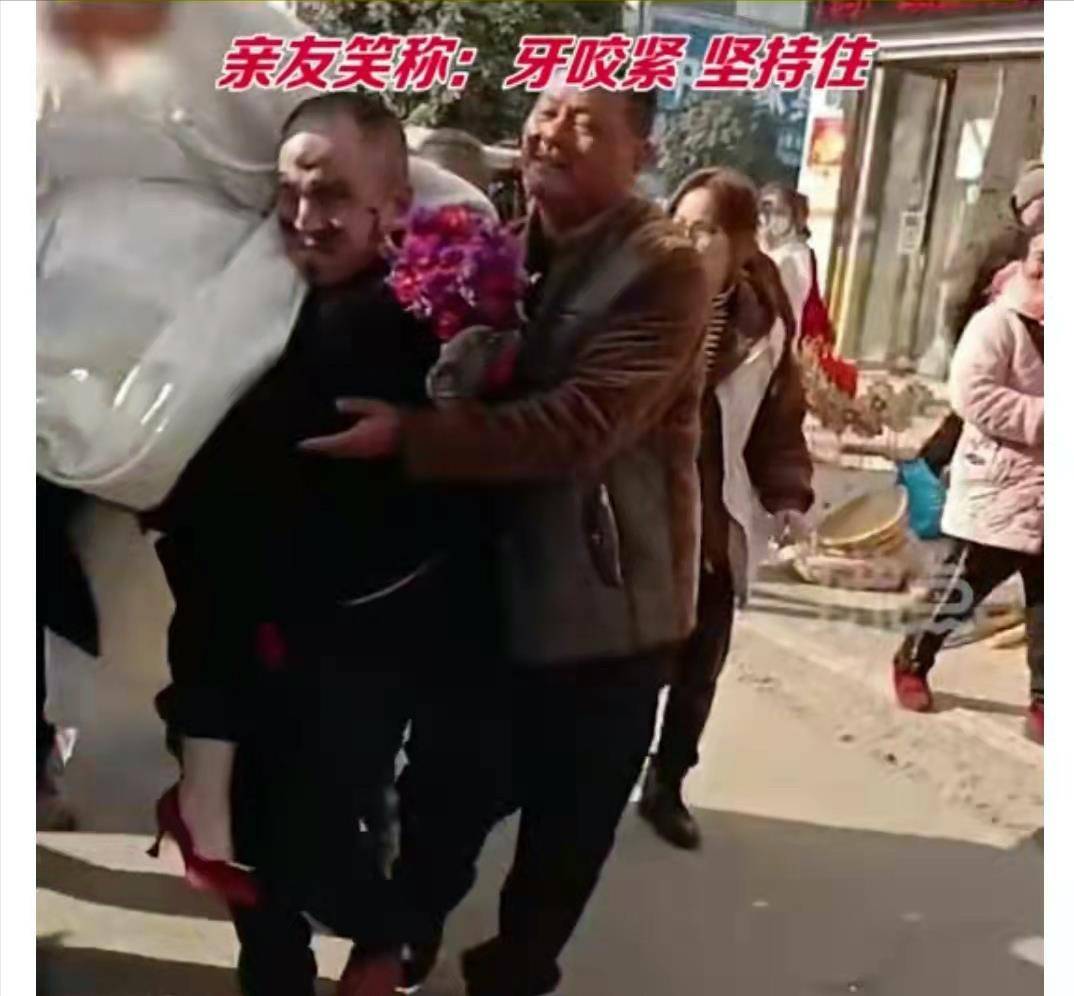 300斤新娘被抬进婚礼现场,感觉非常吃力!网友:拜金男冲钱去的