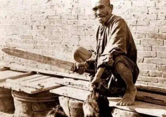 清朝最后一位刽子手邓海山,一生砍掉300多个脑袋,晚年终遭报应