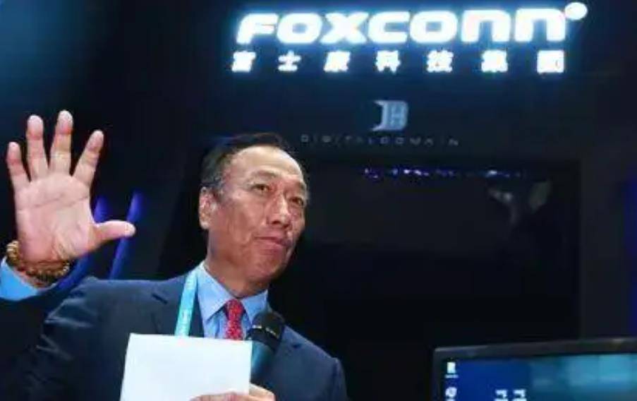 海外建厂受挫,郭台铭后悔了,重返国内招工:干满三月就奖7500元