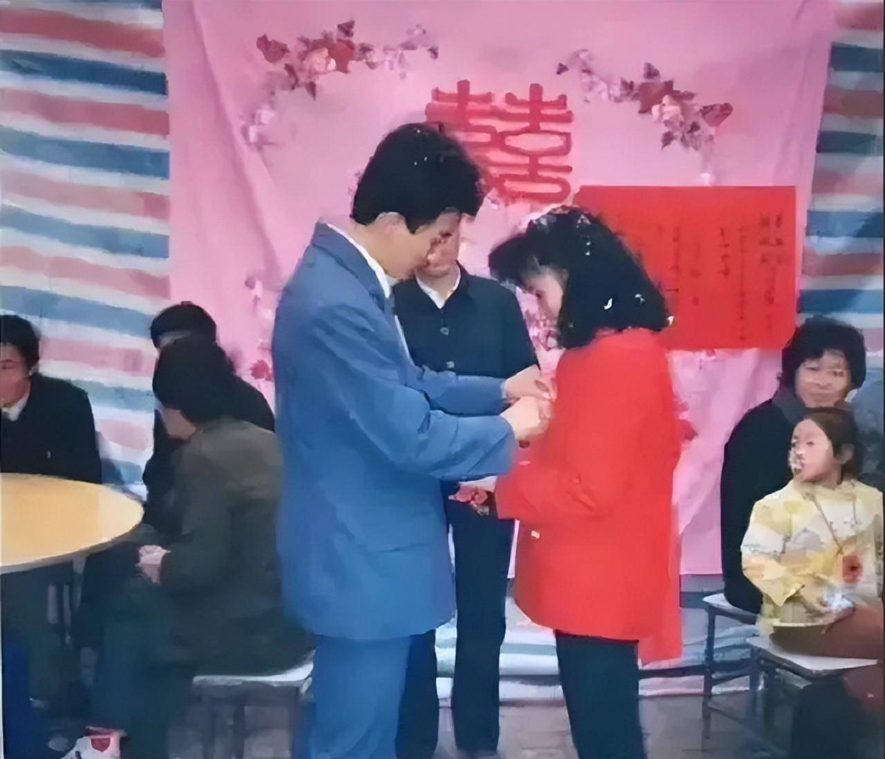 86年吉林女子回家探亲,好心给身旁男子一把花生,救了全车厢人性命