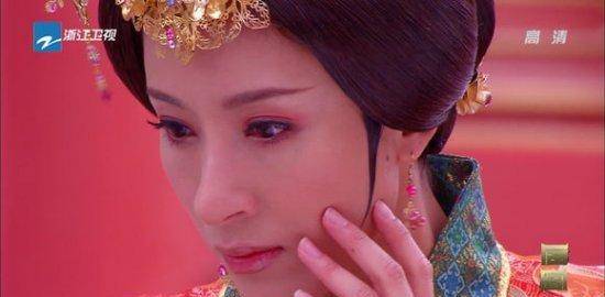 她美貌仅当了1个月皇后就被废,皇帝下3道诏书不堪入目极尽羞辱