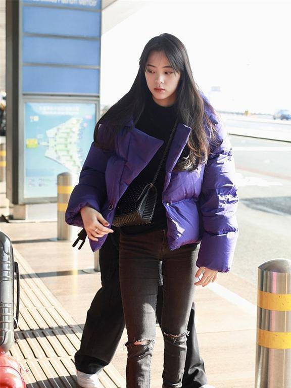 欧阳娜娜气质是真好,身穿深蓝色羽绒服,轻轻撩发温柔可人