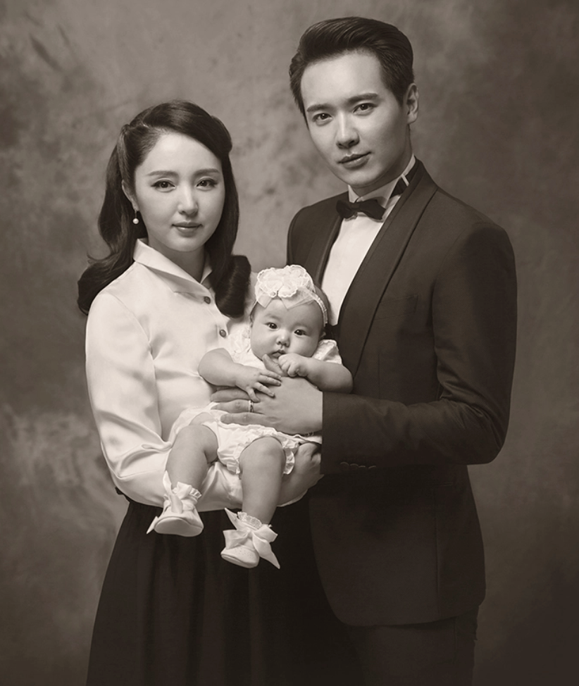 董璇为8岁小酒窝庆生,邀前夫拍全家福,与高云翔和谐同框超大度