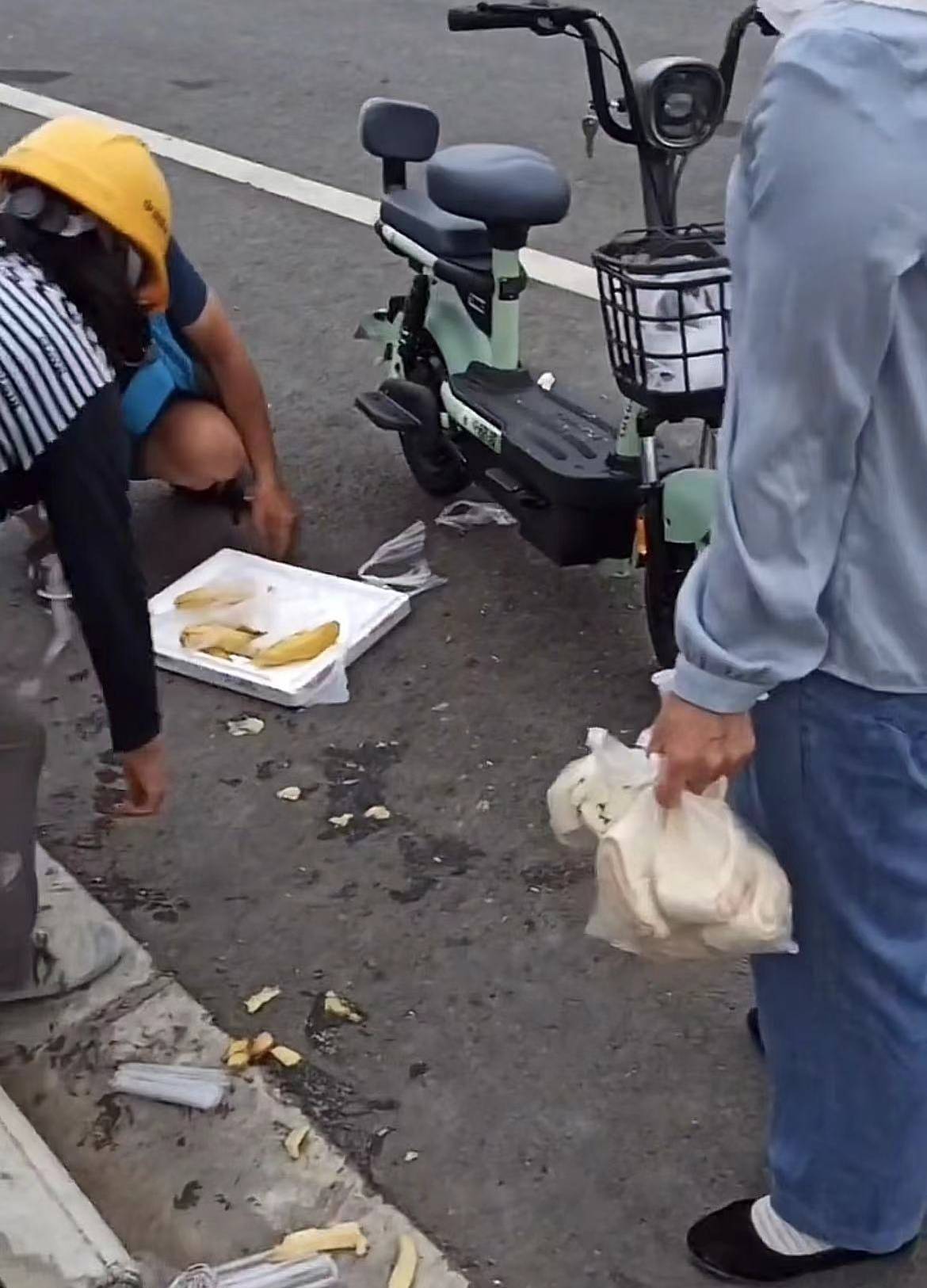 湖北一男子免费发花卷,遭一群农民工哄抢:那些笑脸,渗透着寒意