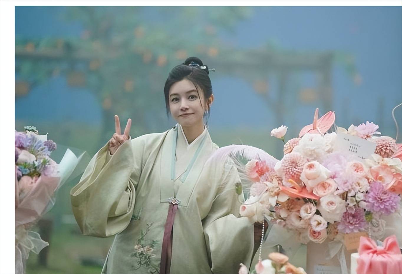 陈妍希迎来41岁生日,少女范十足,老公陈晓送鲜花!