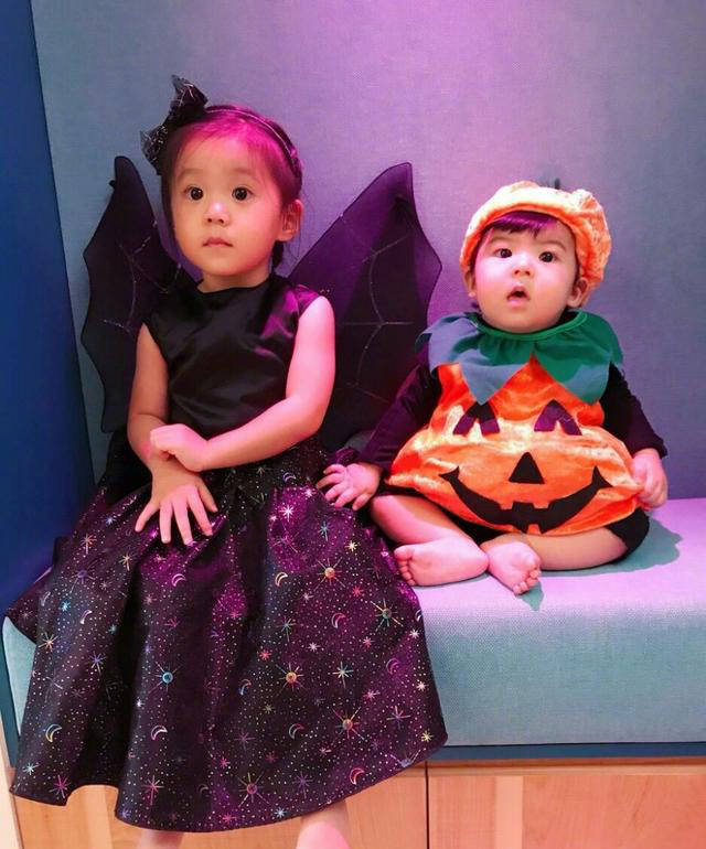 贾静雯女儿学习书法,9岁咘咘面庞逐渐变长,身形修长如