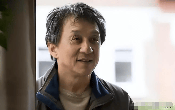 白发,眼神无光,成龙惊现断崖式衰老,直言此生愧对女儿