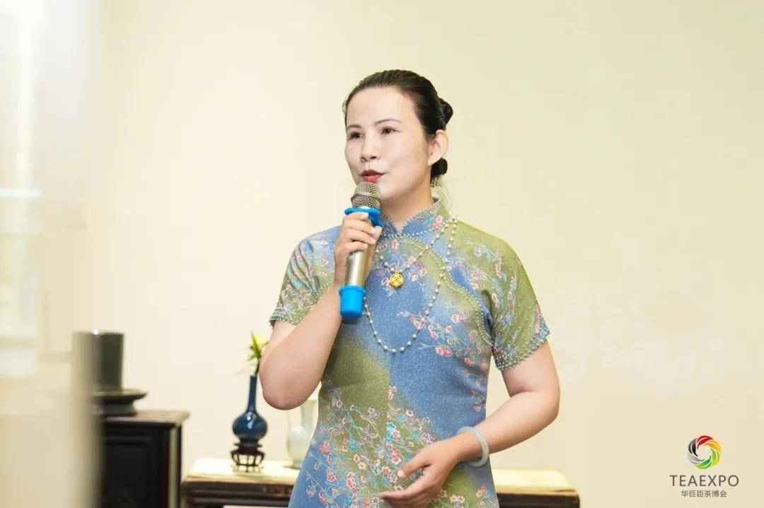 远山香局主理人 木婉清致辞▲ 习山集主理人 罗岩分享▲ 壹 一起喝茶·享中原茶情