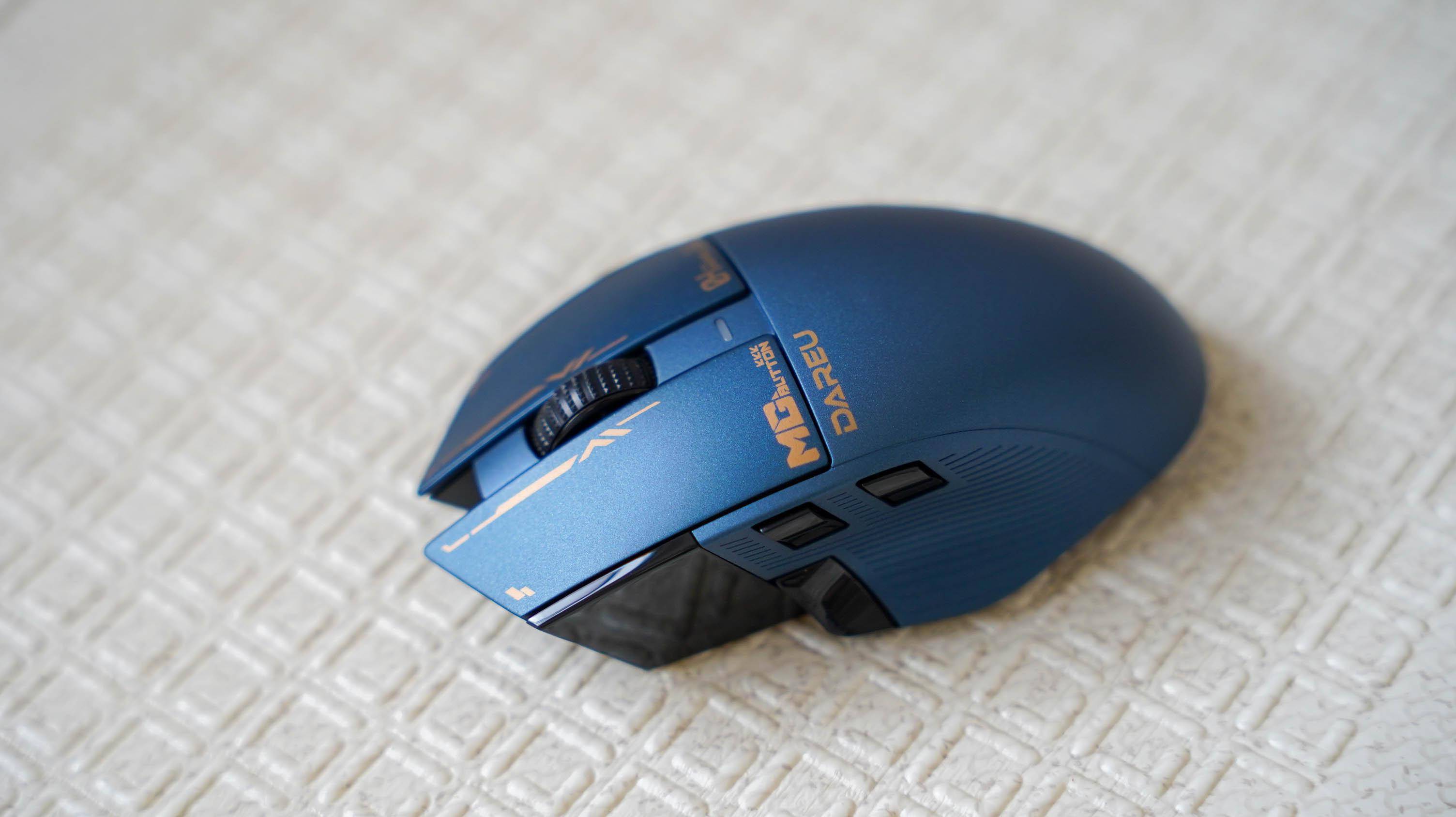 整个鼠标采用了类似罗技g502的外观设计,这个设计的一大好处就是手感