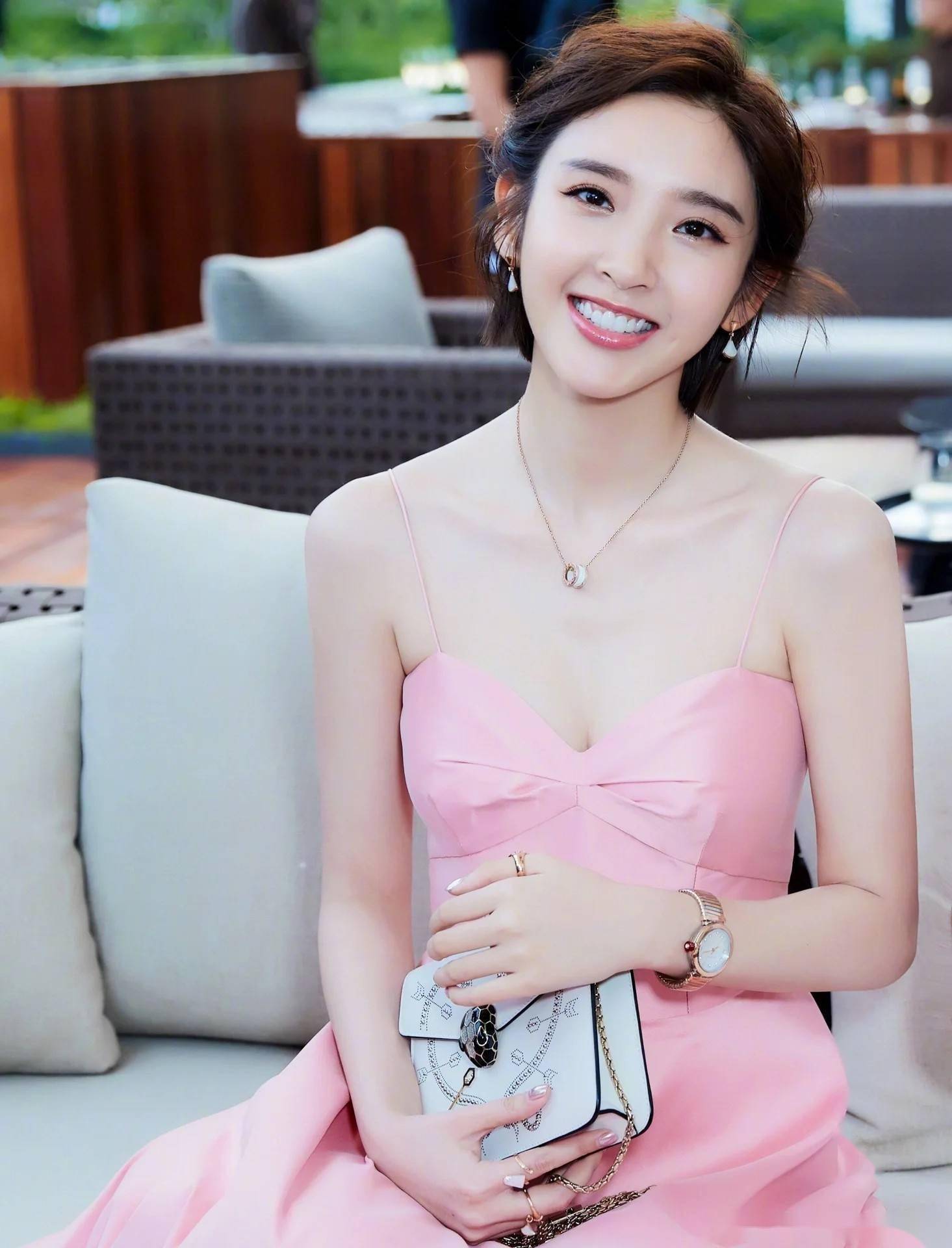 性感女神唐艺昕,32岁凹凸丰满,写真中的性感让人难以忘怀!