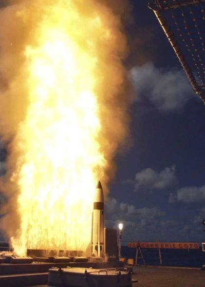 不要说胡赛,就是俄罗斯都很难击中美航母,二战后貌似没有过