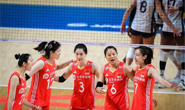 中国女排遭意大利横扫,反思教练策略与阵容选择