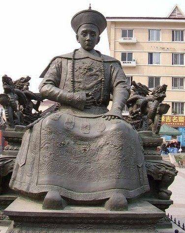 皇帝画像见得多了,沈阳皇寺广场的满清十二帝雕像有没见过