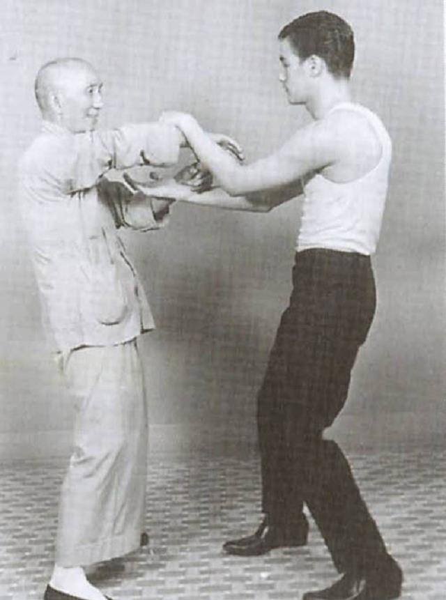 武术,甚至还学习过西洋拳击,泰拳,空手道,跆拳道,柔道和击剑等武术