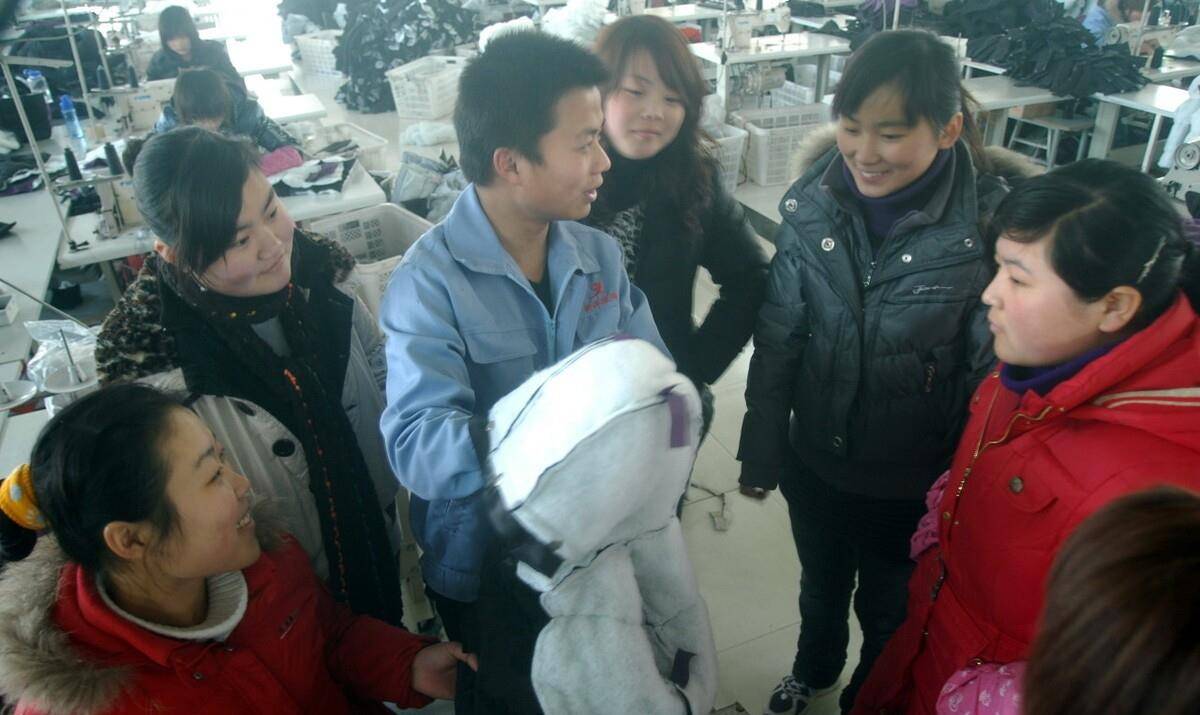 佛山往事:300人服装厂,仅十几名男性,漂亮女孩主动示爱男普工