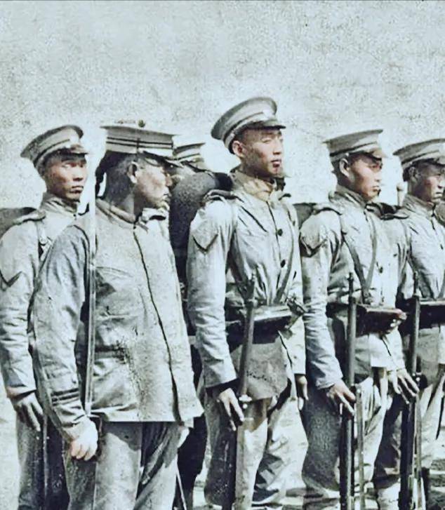 1894年底前,广西按察使胡奉命在天津新农镇编练新军10营,总人数4750人