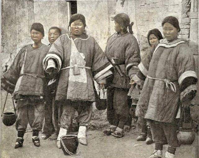 古代的女子缠足从何时开始的?一个妃子为了取悦皇帝想出的办法