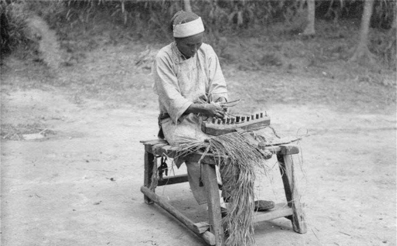 图1农民用力打谷子,图4贫穷孩子帮父母拉磨碾米_生活_情景_清朝