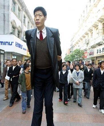 第一巨人张俊才:身高2.42米,娶1.65米妻子,如今怎么样了?